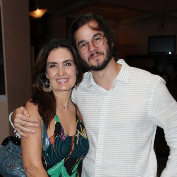 Fátima Bernardes está usando anel de compromisso com Túlio Gadêlha