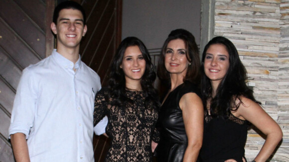 Fátima Bernardes celebra Dia das Mães com os trigêmeos e a mãe: 'Que benção'