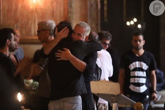 Lúcio Mauro Filho também foi consolado por Leandro Hassum no velório do pai, Lúcio Mauro, no Theatro Municipal do Rio, nesta segunda-feira, 13 de maio de 2019