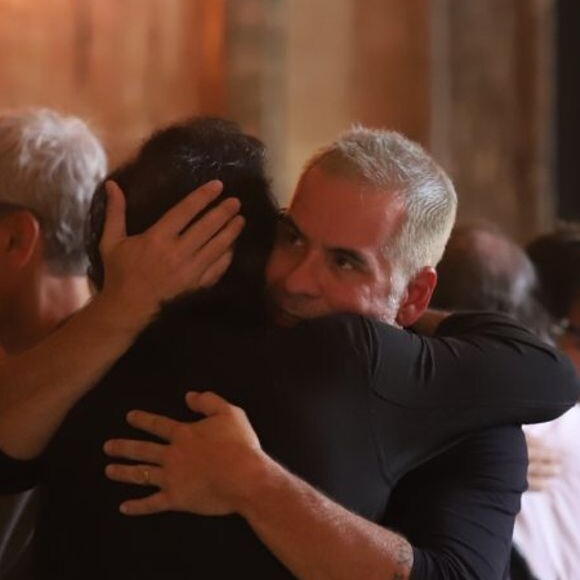 Lúcio Mauro Filho também foi consolado por Leandro Hassum no velório do pai, Lúcio Mauro, no Theatro Municipal do Rio, nesta segunda-feira, 13 de maio de 2019