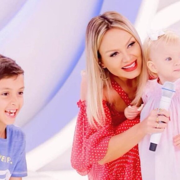 Eliana fez avaliação da maternidade ao postar vídeos com os filhos, Arthur e Manuela: 'Faço o que for preciso para vê-los com saúde e sorrindo'