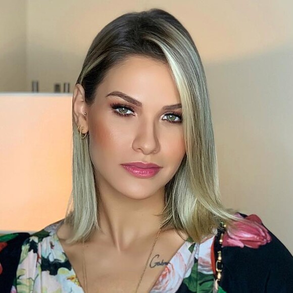 Andressa Suita explica mudança de próteses: 'Não to amamentando mais e voltei a trabalhar'