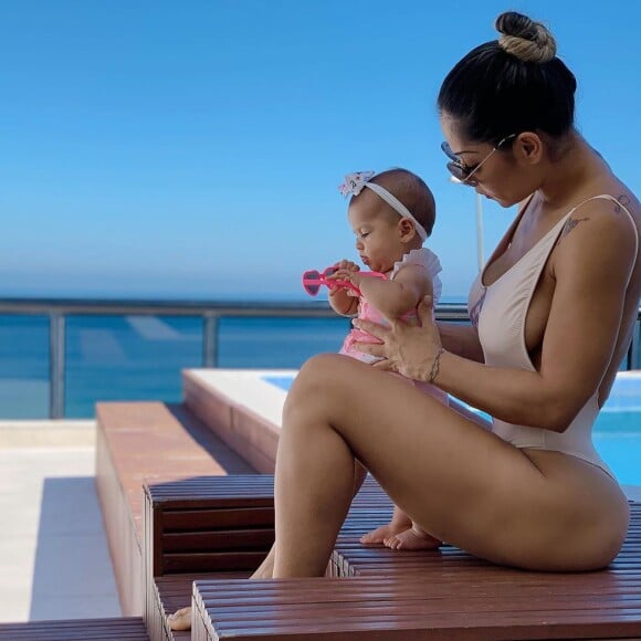 Sophia, filha de Mayra Cardi, deu show de fofura em fotos com a mãe