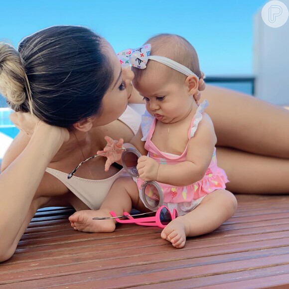 Mayra Cardi não resistiu à fofura da filha e postou fotos com Sophia na web