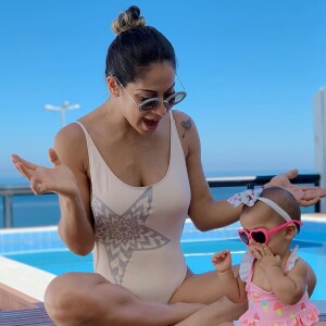 Filha de Mayra Cardi, Sophia usou um body com estampa de sorvete