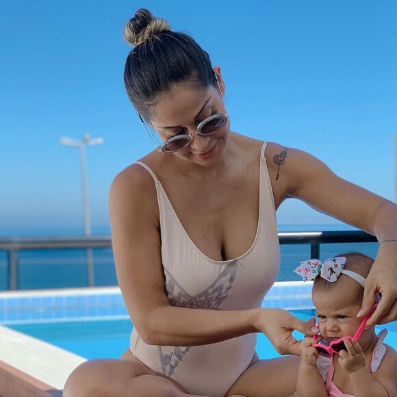 Filha de Mayra Cardi, Sophia usou óculos em formato de coração