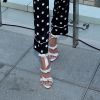 Sandália de tiras no look pijama da modelo Martha Hunt! Clássica e delicada com o look de poá