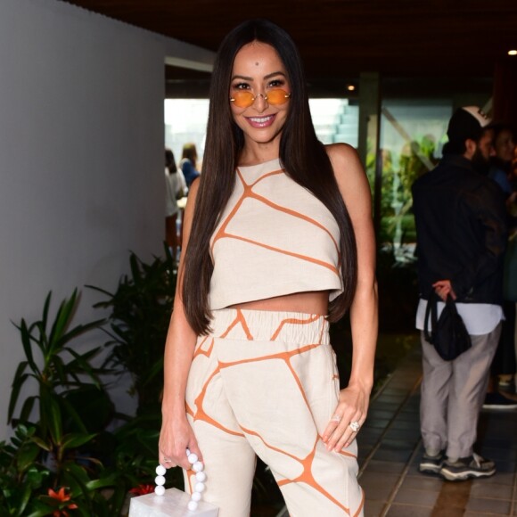 Sabrina Sato apostou em um conjunto de carrots pants e cropped com estampa em tom terroso