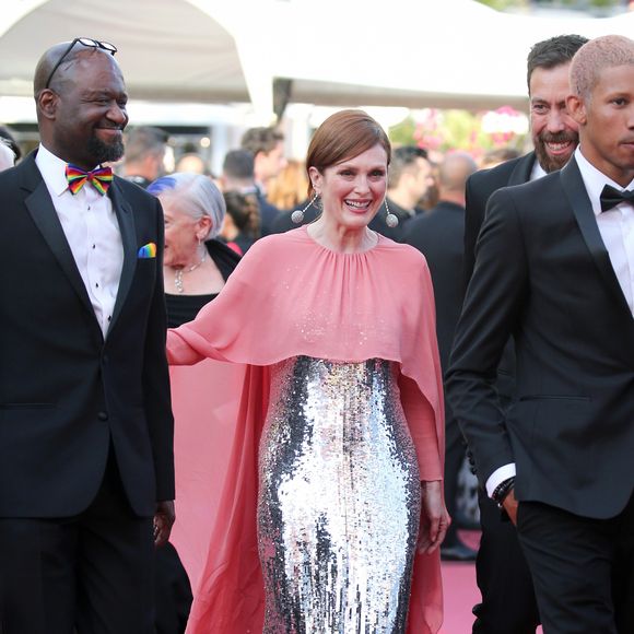 Julianne Moore apostou no vestido com capa todo bordado em paetês prateados
