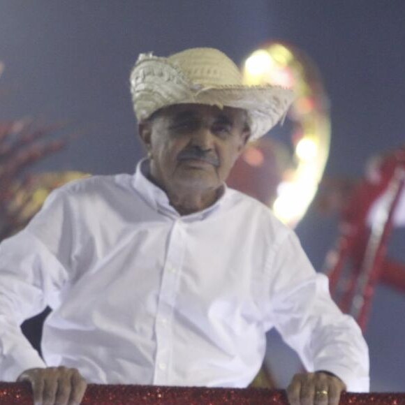 Seu Francisco desfilou no carnaval do Rio em enredo que homenageou os filhos Zezé Di Camargo e Luciano