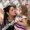 Thais Fersoza dá beijinhos nos filhos em celebração de Dia das Mães