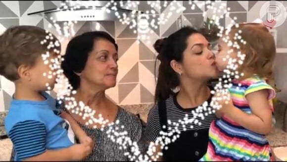 Thais Fersoza dá beijinhos nos filhos em celebração de Dia das Mães