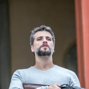 Gabriel (Bruno Gagliasso) defende o casarão de Olavo (Tony Ramos) e seus capangas