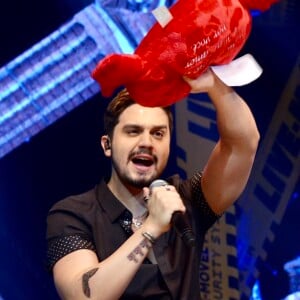 Luan Santana ganhou presente de fã durante show em São Paulo