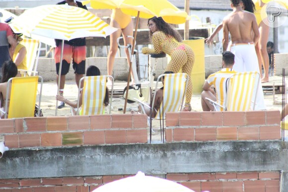 Anitta surge de biquíni neon fio-dental ao gravar clipe no Rio de Janeiro