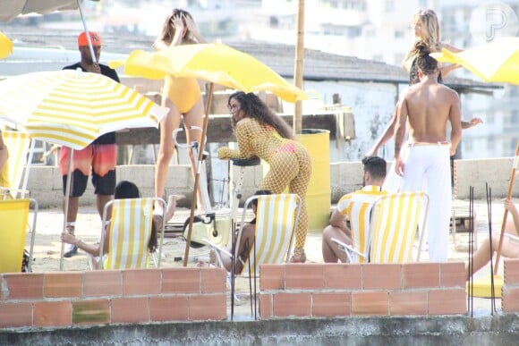 Anitta é fotografa com cabelos superlongos e cacheados em gravação de clipe
