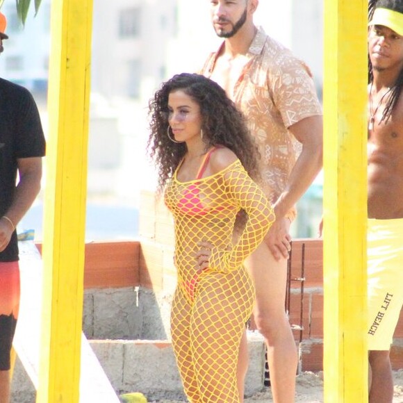 Anitta é fotografa em gravação de clipe em comunidade do Rio de Janeiro, nesta segunda-feira, 20 de maio de 2019