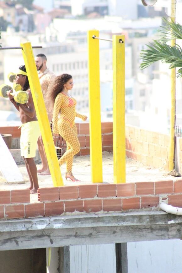Anitta é fotografa em gravação de clipe em comunidade do Rio de Janeiro, nesta segunda-feira, 20 de maio de 2019