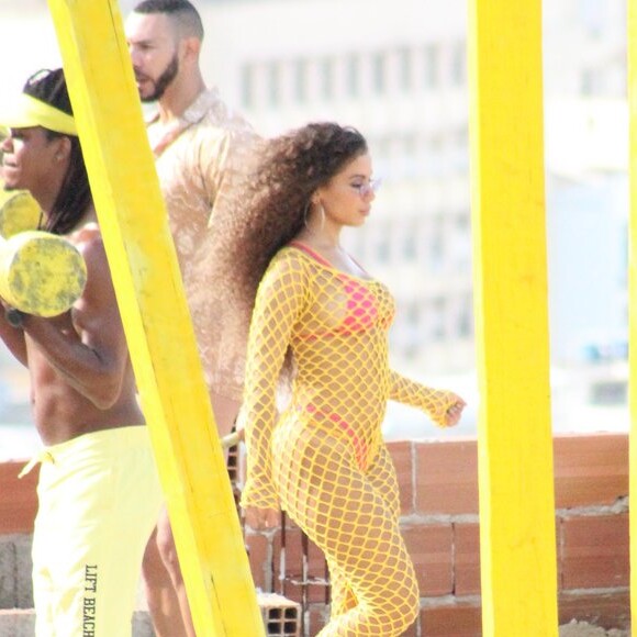 Anitta é fotografa em gravação de clipe em comunidade do Rio de Janeiro, nesta segunda-feira, 20 de maio de 2019