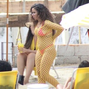 Anitta é fotografa em gravação de clipe em comunidade do Rio de Janeiro, nesta segunda-feira, 20 de maio de 2019