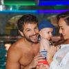 Fashion também na piscina: a bebê usou maiô listrado e chapéu azul em dia de brincadeira com os pais