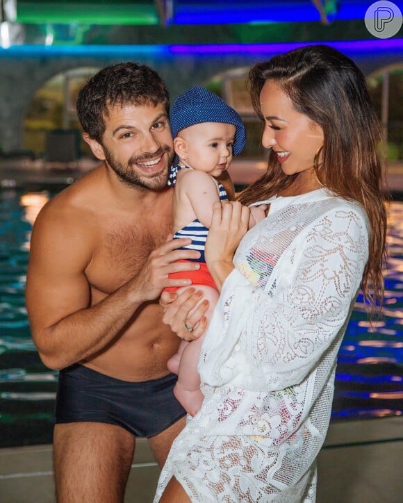 Fashion também na piscina: a bebê usou maiô listrado e chapéu azul em dia de brincadeira com os pais