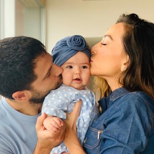 Em foto com a mãe, Sabrina Sato, e o pai, Duda Nagle, Zoe usou um turbante jeans e kimono de bolinhas