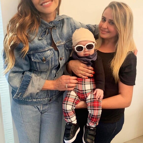 Zoe, filha de Sabrina Sato, já apareceu de touca e calça xadrez em foto com a mãe