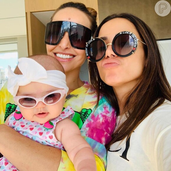Sabrina Sato e Anitta posaram juntas com a bebê em foto, mas foi o óculos gatinho dela que roubou a cena