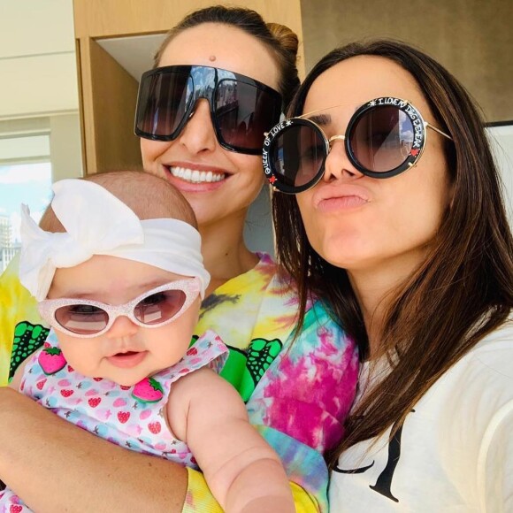 Sabrina Sato e Anitta posaram juntas com a bebê em foto, mas foi o óculos gatinho dela que roubou a cena