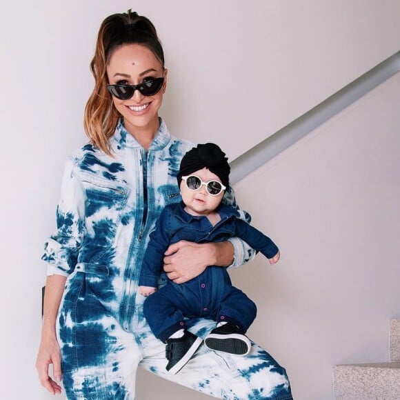 Sabrina Sato já admitiu ser fã de looks combinando com a filha: neste, as duas usaram macacões jeans