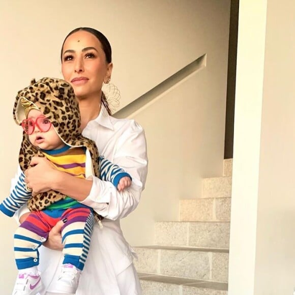 Sabrina Sato brincou sobre o look multicolorido da filha: 'Para não perder a filha na festinha'