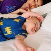 Duda Nagle fotografou Sabrina Sato dormindo com a filha e o body de bichinho da bebê roubou a cena