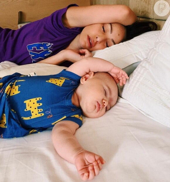 Duda Nagle fotografou Sabrina Sato dormindo com a filha e o body de bichinho da bebê roubou a cena