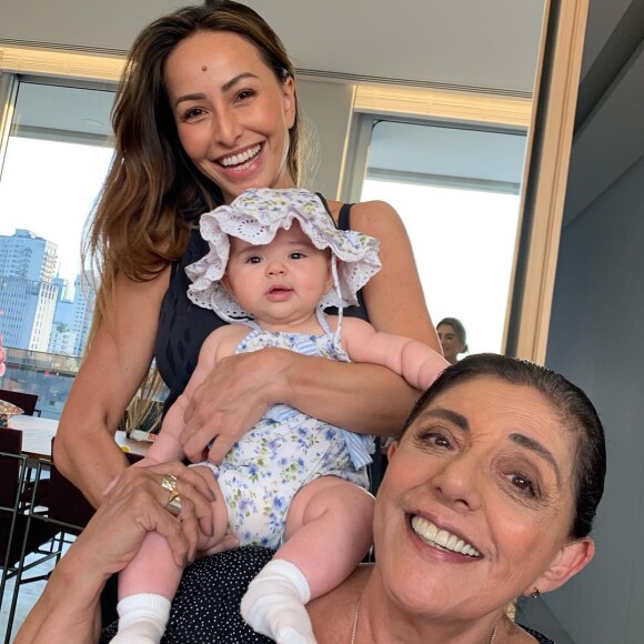 Em foto com Sabrina Sato e a avó Leda Nagle, Zoe surgiu com maiô e chapéu combinando