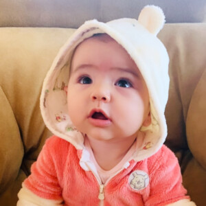 A filha de Sabrina Sato usou um macacão felpudo do ursinho Pooh
