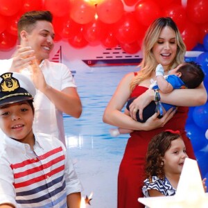 Wesley Safadão reuniu a mulher, Thyane Dantas, e os filhos no mêsversário do caçula, Dom