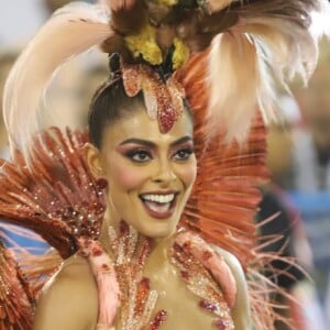 Juliana Paes deixou o cargo de rainha de bateria da Grande Rio para se dedicar à novela 'A Dona do Pedaço'