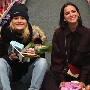 Bruna Marquezine tieta a amiga Sasha Meneghel durante passeio no shopping