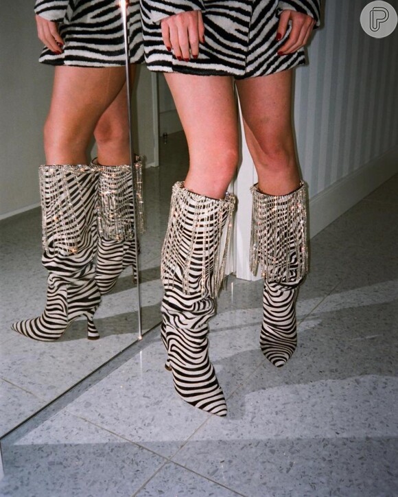 Marina Ruy Barbosa combinou botas do designer italiano Giuseppe di Morabito com um trench coat na mesma estampa