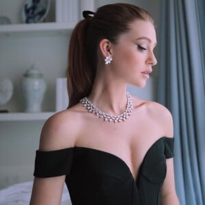 Marina Ruy Barbosa completou o visual com joias Chopard e uma fita no cabelo