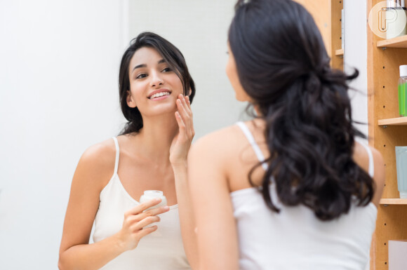O creme hidratante facial pode ser usado logo após o banho, para penetrar mais facilmente