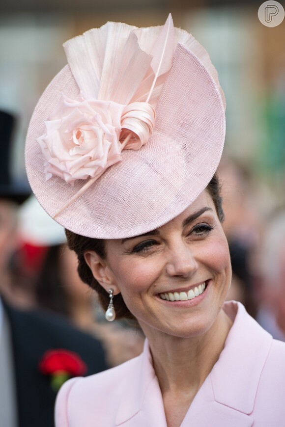 Kate Middleton usou par de brincos que pertenceram à princesa Diana em homenagem singela