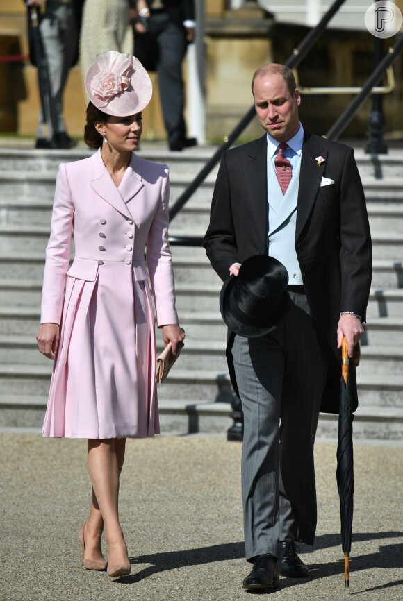 Kate Middleton elege look monocromático em tom de rosa suave para ocasião especial