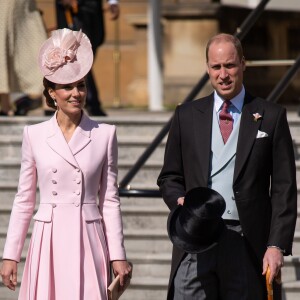 Kate Middleton usa vestido de alfaiataria grifado