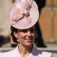 Na trend do rosa, Kate Middleton aposta em vestido e usa brinco de Diana