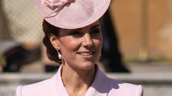 Na trend do rosa, Kate Middleton aposta em vestido e usa brinco de Diana