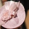 Detalhes do look de Kate Middleton: fascinator em tom de rosa suave