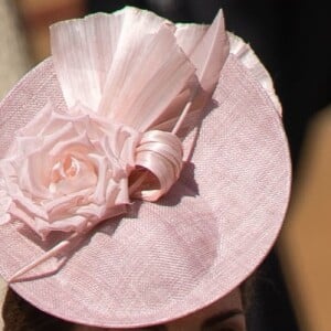 Detalhes do look de Kate Middleton: fascinator em tom de rosa suave