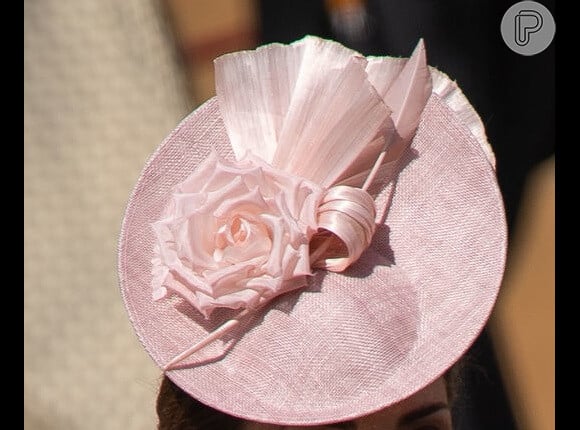 Detalhes do look de Kate Middleton: fascinator em tom de rosa suave